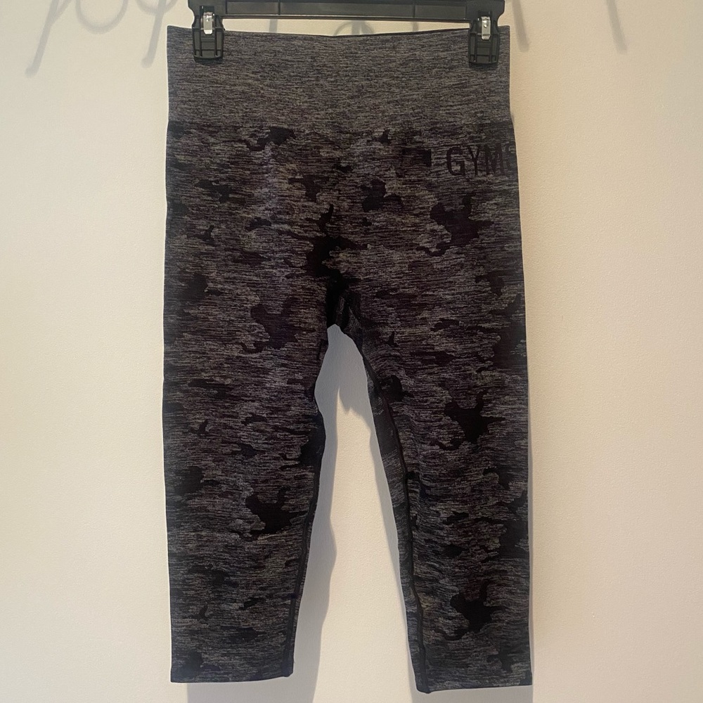 Gymshark Women’s Cropped Black and Gray Camo Workout Leggings. Size Medium